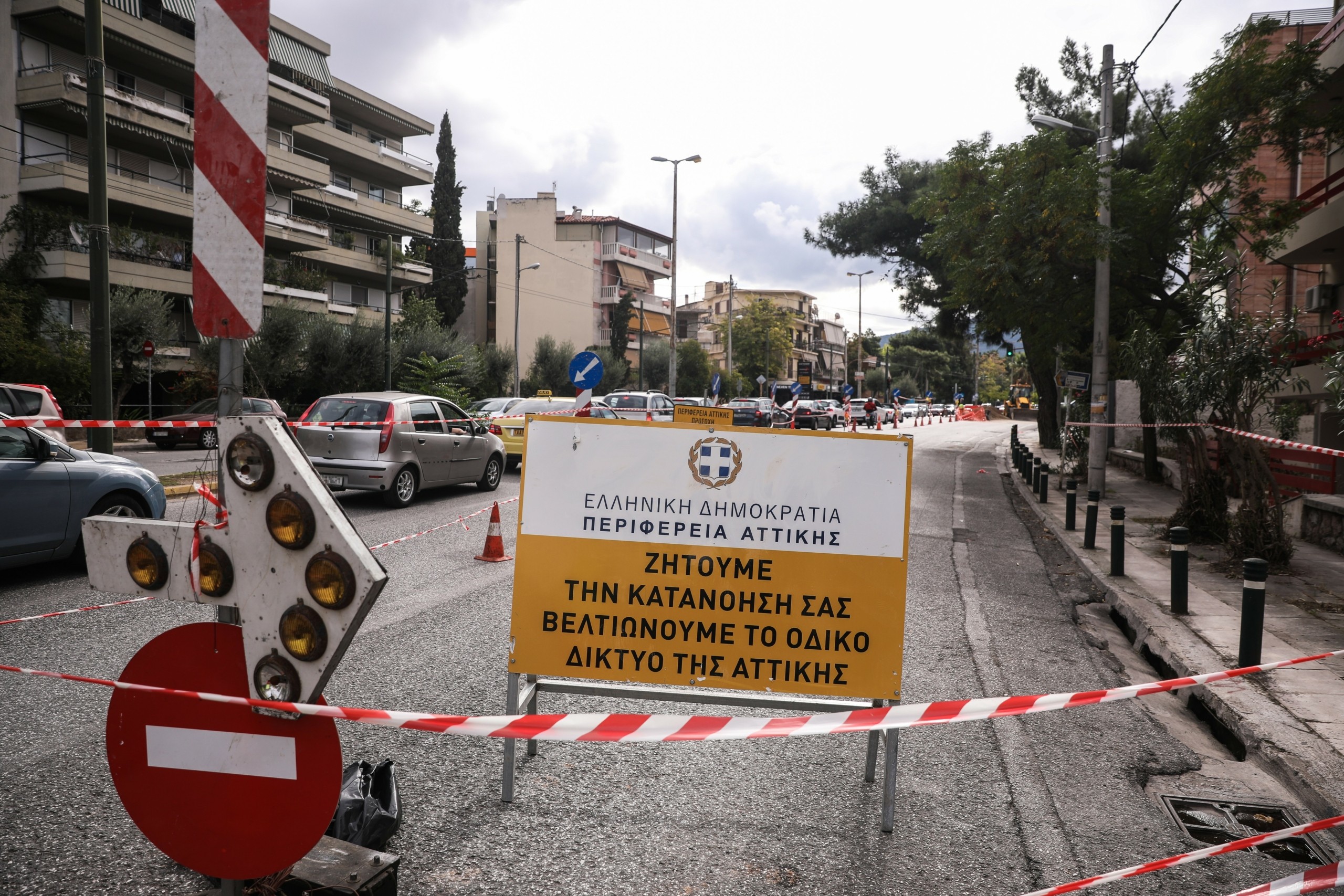 Αποκαταστάθηκε η κυκλοφορία στην Παπανικολή στο Χαλάνδρι – Έκλεισε η τρύπα