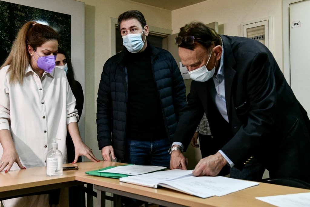 “Έπεσε” πάνω στον Ανδρουλάκη ο Παπανδρέου – Η αμήχανη συνάντηση