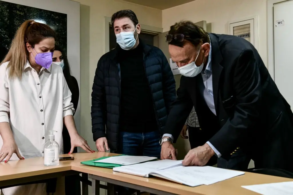 “Έπεσε” πάνω στον Ανδρουλάκη ο Παπανδρέου – Η αμήχανη συνάντηση