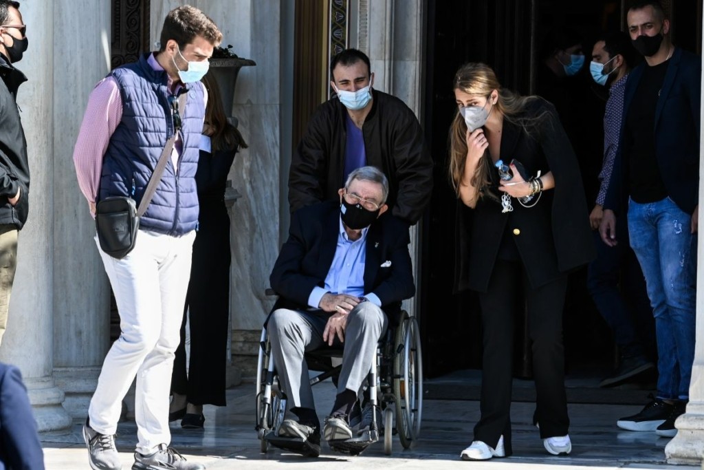 Σε αναπηρικό αμαξίδιο ο τέως βασιλιάς Κωνσταντίνος στη Μητρόπολη – Οι προετοιμασίες για τον γάμο του Φίλιππου (pics)