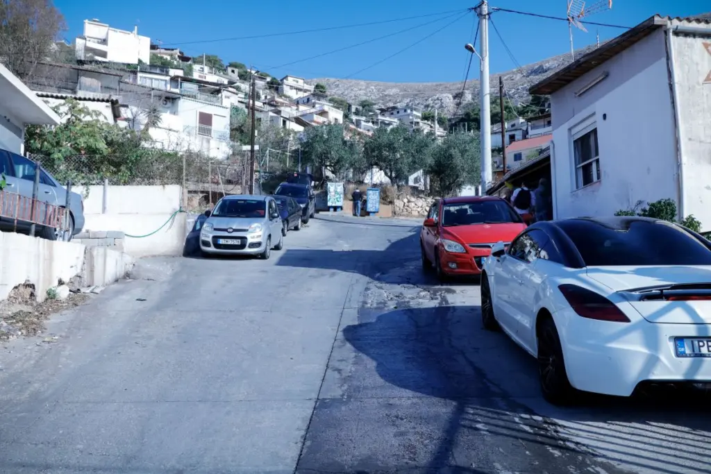 Θα παραδοθεί μέσα στη μέρα ο τρίτος Ρομά που διέφυγε στο Πέραμα – “Δεν θα σταματήσουν να καίνε δρόμους” (vid)