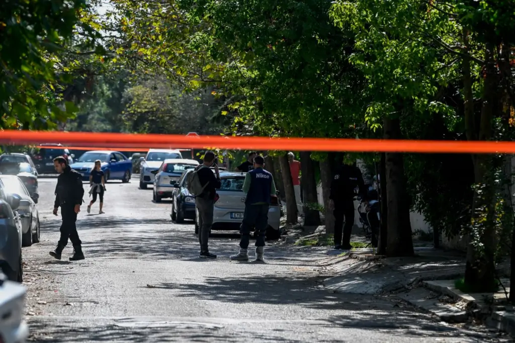 Ξίφη και αυτοσχέδια δρεπάνια στο σπίτι του 40χρονου στη Νέα Ερυθραία – Πυροβόλησε φορώντας στολή πολεμικών τεχνών  (pics)