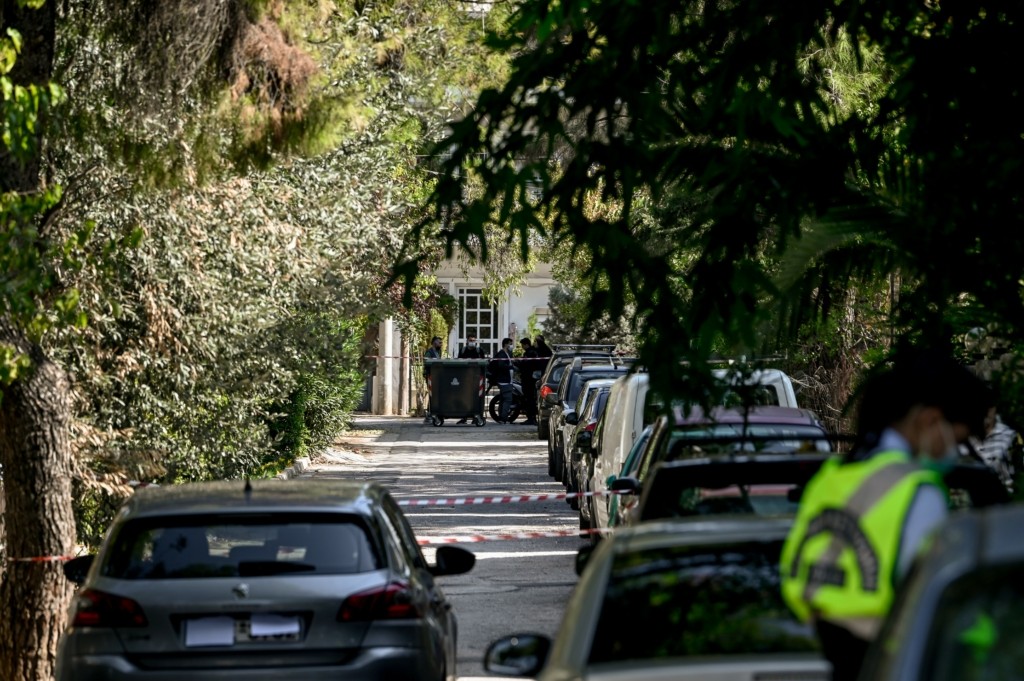 “Μου σκότωσες το παιδί, γιατί;” – Συγκλονίζει η μητέρα του τραυματία από τους πυροβολισμούς στη Νέα Ερυθραία (vids)