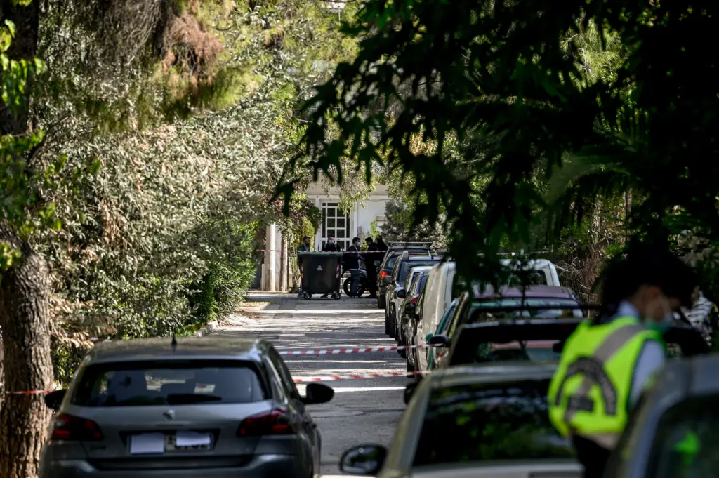 “Μου σκότωσες το παιδί, γιατί;” – Συγκλονίζει η μητέρα του τραυματία από τους πυροβολισμούς στη Νέα Ερυθραία (vids)