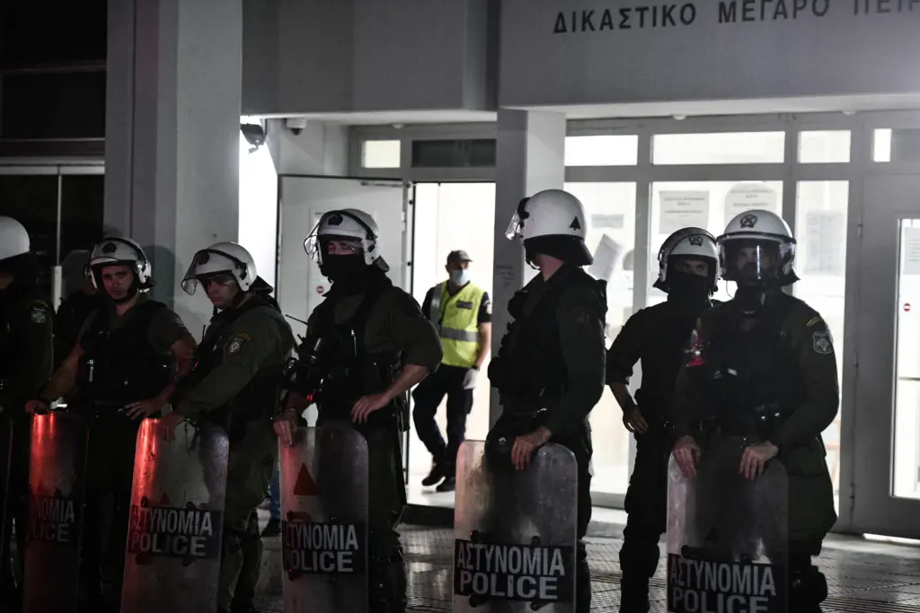 Τα “θολά σημεία” στην υπόθεση θανάτου του 20χρονου Ρομά στο Πέραμα – Τι υποστήριξε ο ένας από τους 7 αστυνομικούς (vids)