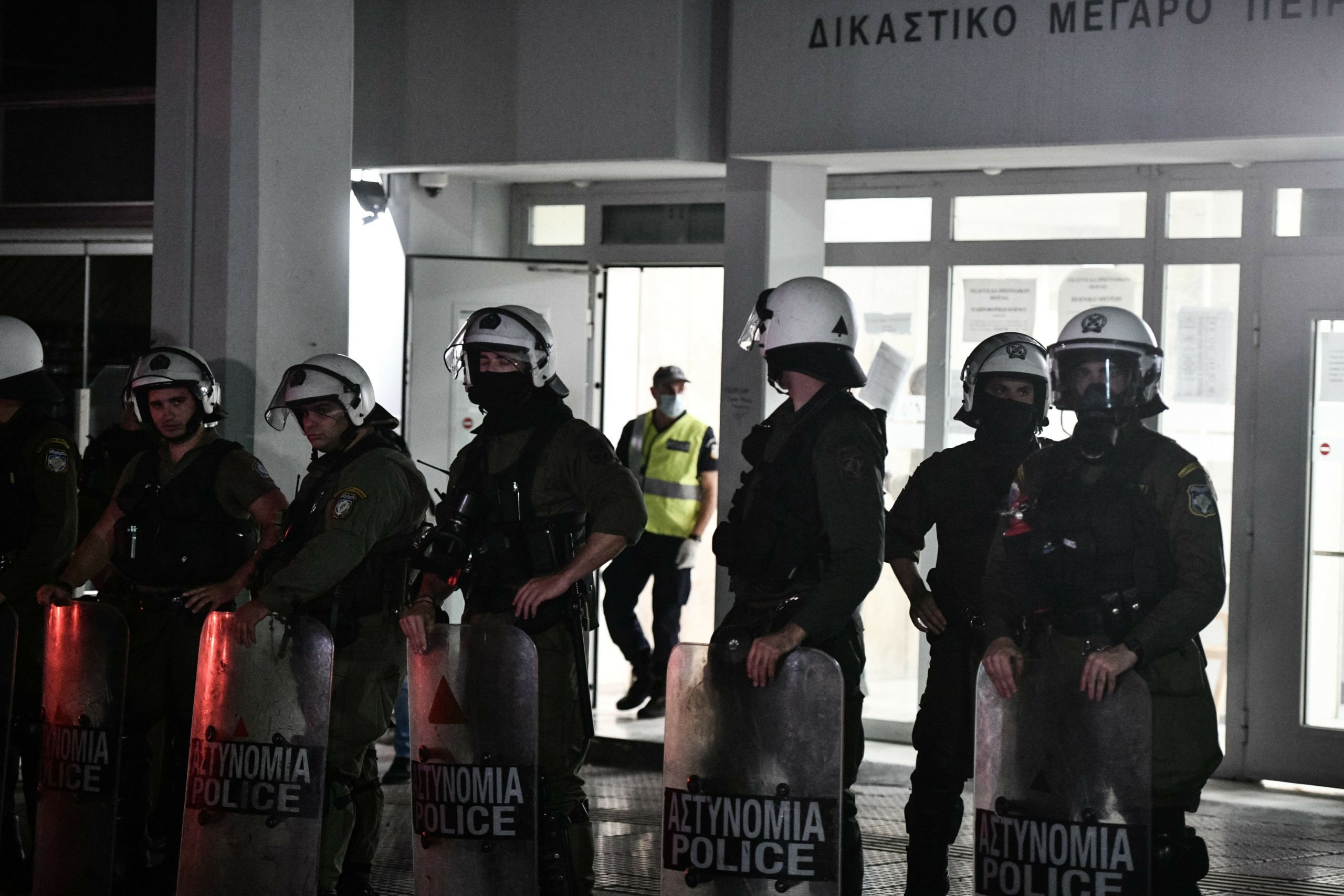 Τα “θολά σημεία” στην υπόθεση θανάτου του 20χρονου Ρομά στο Πέραμα – Τι υποστήριξε ο ένας από τους 7 αστυνομικούς (vids)
