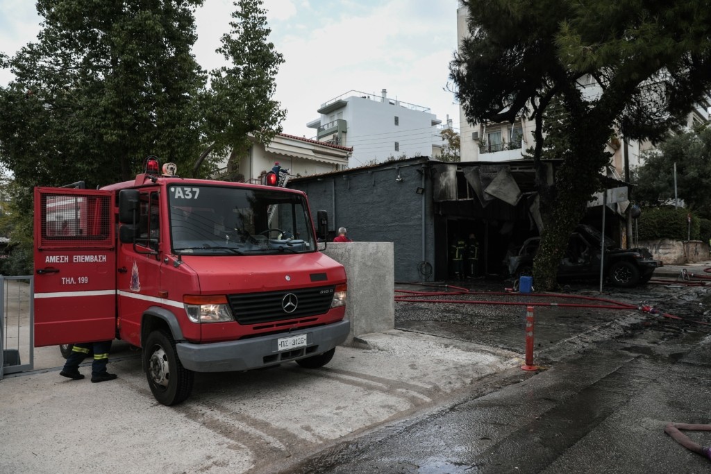 Υπό μερικό έλεγχο η φωτιά σε μάντρα αυτοκινήτων στο Μαρούσι (pics)