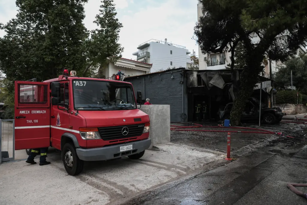 Υπό μερικό έλεγχο η φωτιά σε μάντρα αυτοκινήτων στο Μαρούσι (pics)