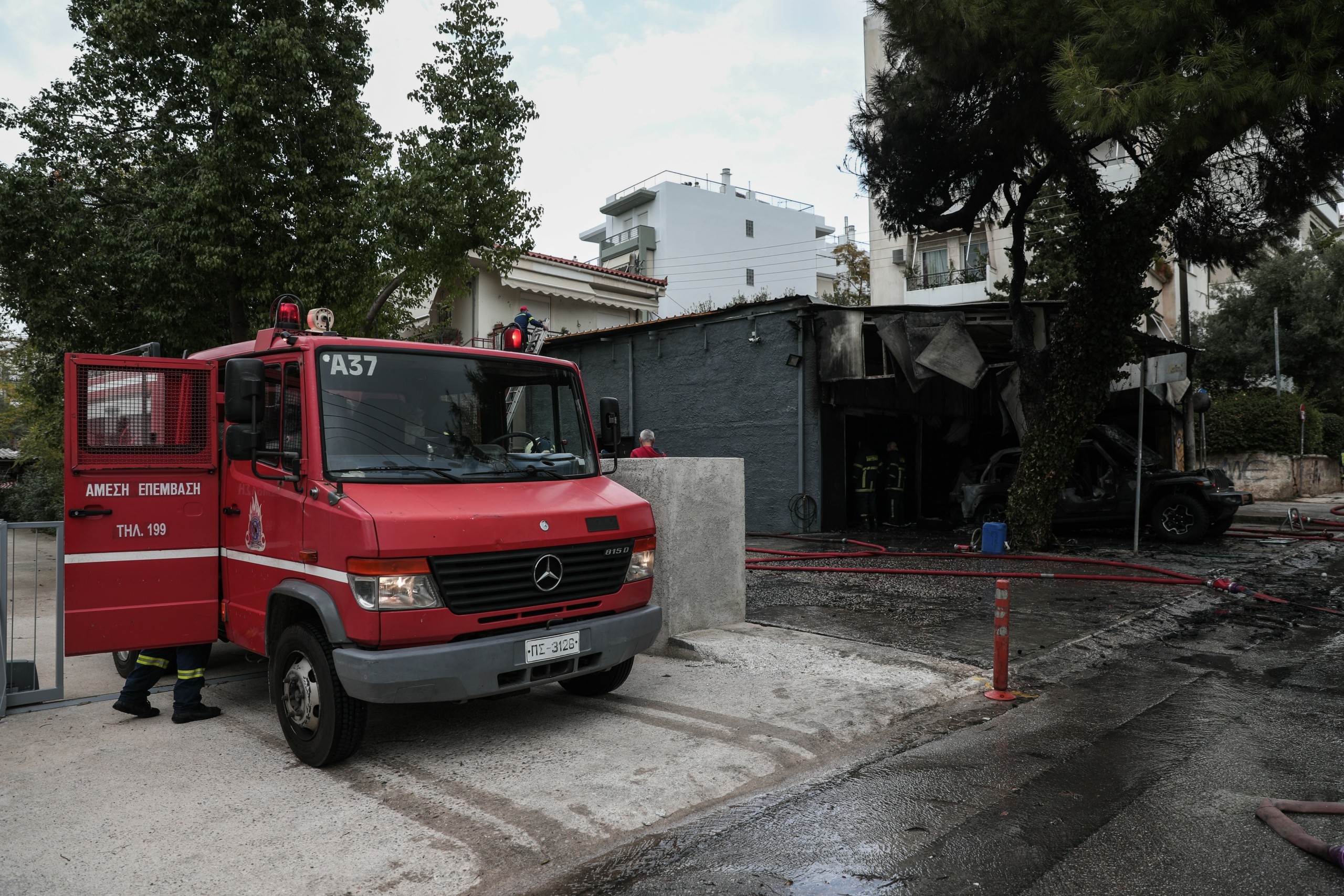 Υπό μερικό έλεγχο η φωτιά σε μάντρα αυτοκινήτων στο Μαρούσι (pics)