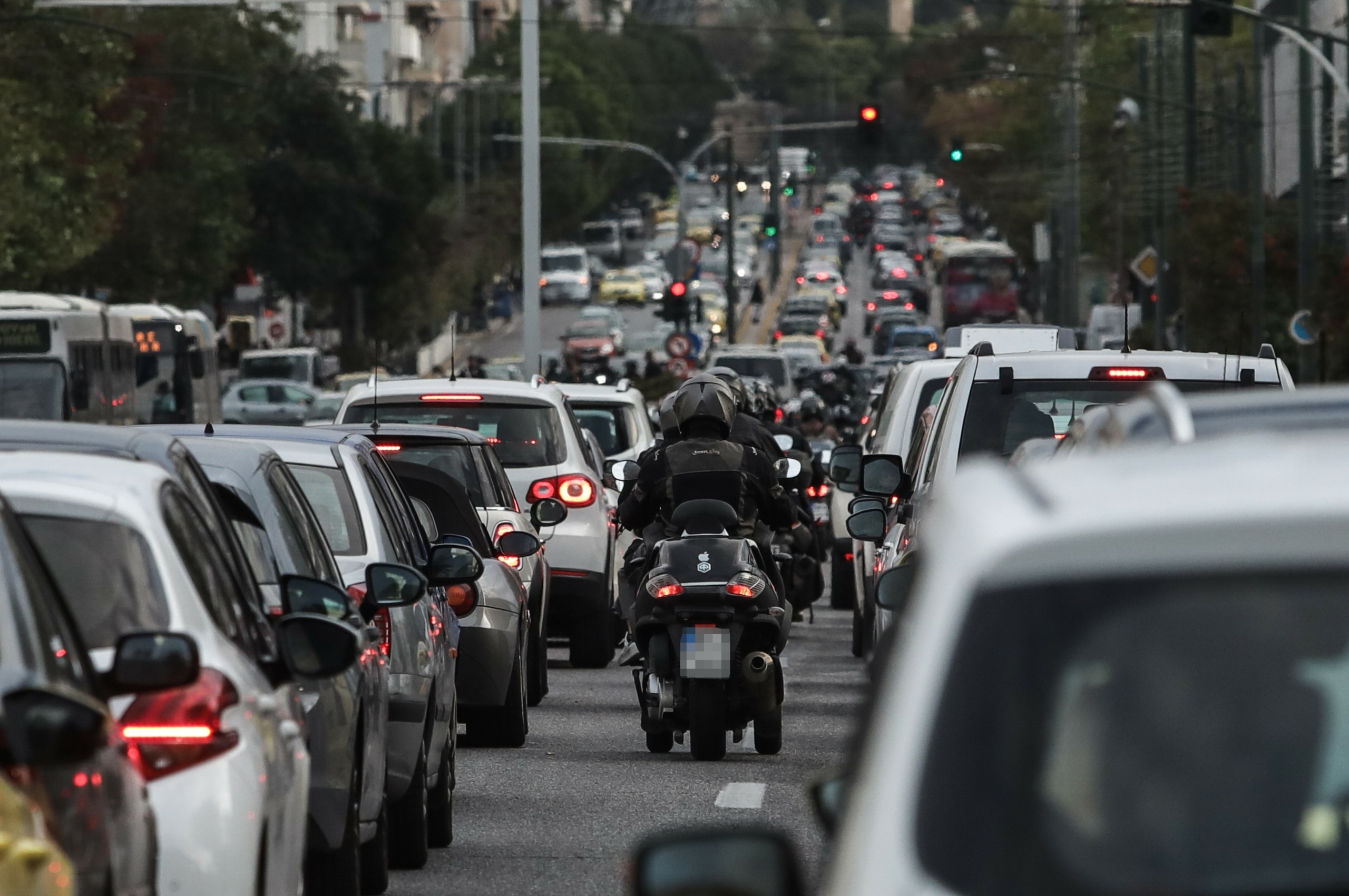 Η κίνηση στους δρόμους πρώτη μέρα με δακτύλιο – Μποτιλιάρισμα χιλιομέτρων ΤΩΡΑ στον Κηφισό (pics)