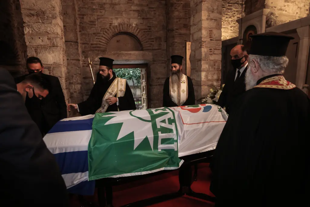 Η Ελλάδα αποχαιρετά τη Φώφη Γεννηματά – Ξεκίνησε το λαϊκό προσκύνημα (pics&vid)