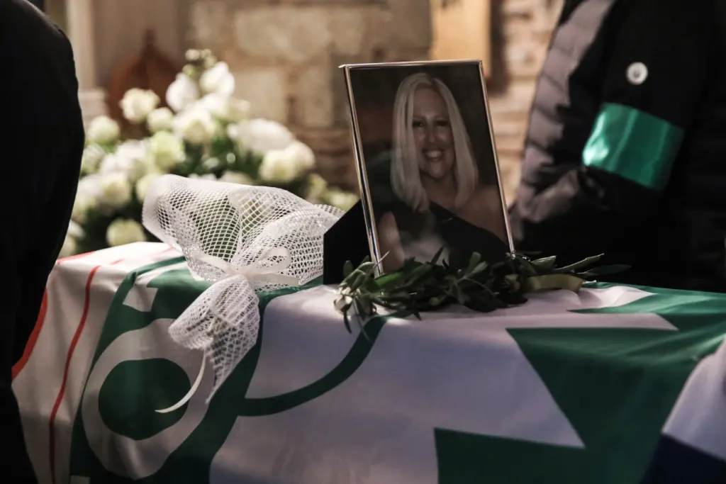 Η Ελλάδα “υποκλίνεται” στη Φώφη Γεννηματά – Πλήθος κόσμου στη Μητρόπολη για το τελευταίο αντίο (pics&vids)