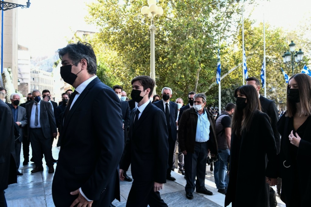 Στη Μητρόπολη η οικογένεια της Φώφης Γεννηματά – Ράκος ο σύζυγός της (pics)