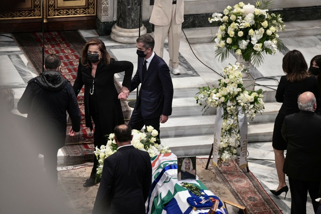 Με μπαστούνι έφτασε στη Μητρόπολη η Ντόρα Μπακογιάννη – Δάκρυσε όταν αγκάλιασε τα παιδιά της Φώφης (pics&vid)
