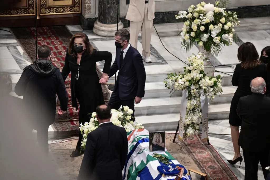 Με μπαστούνι έφτασε στη Μητρόπολη η Ντόρα Μπακογιάννη – Δάκρυσε όταν αγκάλιασε τα παιδιά της Φώφης (pics&vid)