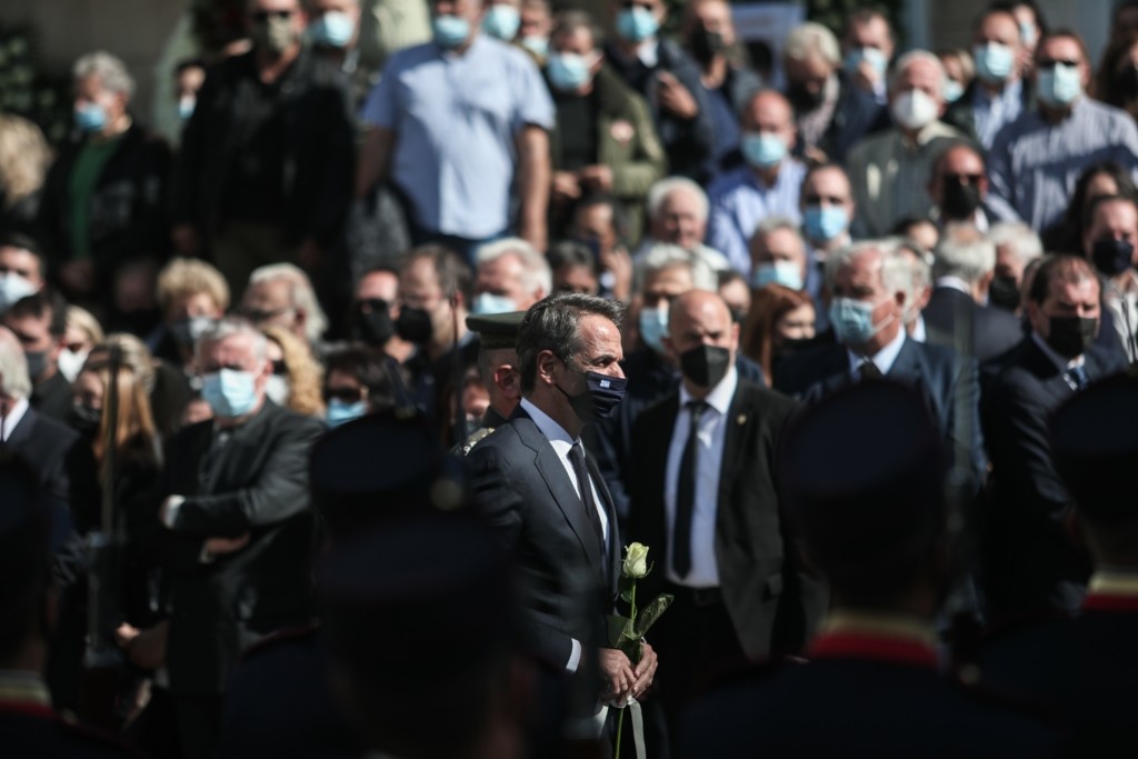 Στη Μητρόπολη ο Κυριάκος Μητσοτάκης με τη σύζυγό του Μαρέβα (pics&vid)