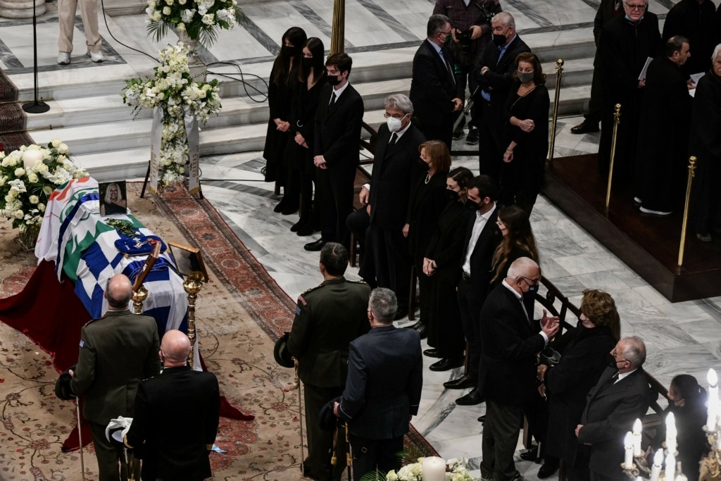 Όλοι “μια ψυχή” στο τελευταίο αντίο στη Φώφη Γεννηματά – Ο θάνατός της τους ένωσε (pics&vids)