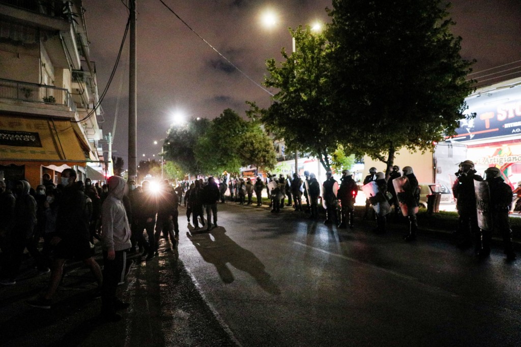 Ένταση, πετροπόλεμος και απειλές από Ρομά κατά των αστυνομικών – “Δολοφόνοι να πεθάνετε” (vid)