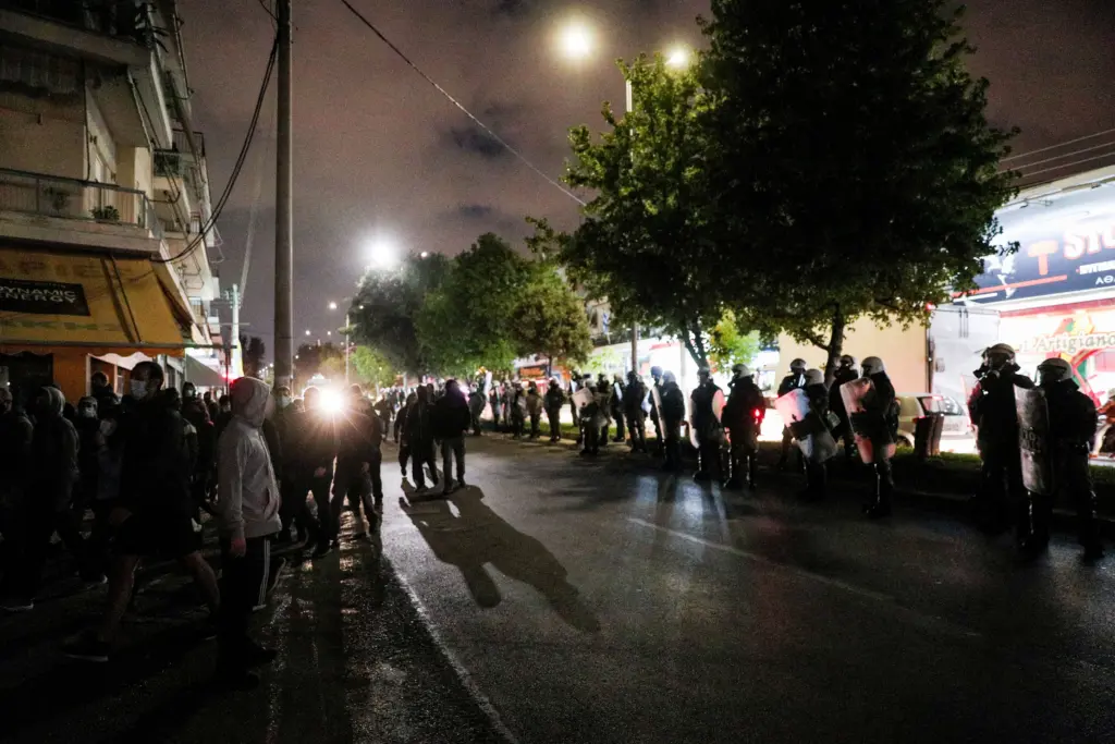 Ένταση, πετροπόλεμος και απειλές από Ρομά κατά των αστυνομικών – “Δολοφόνοι να πεθάνετε” (vid)