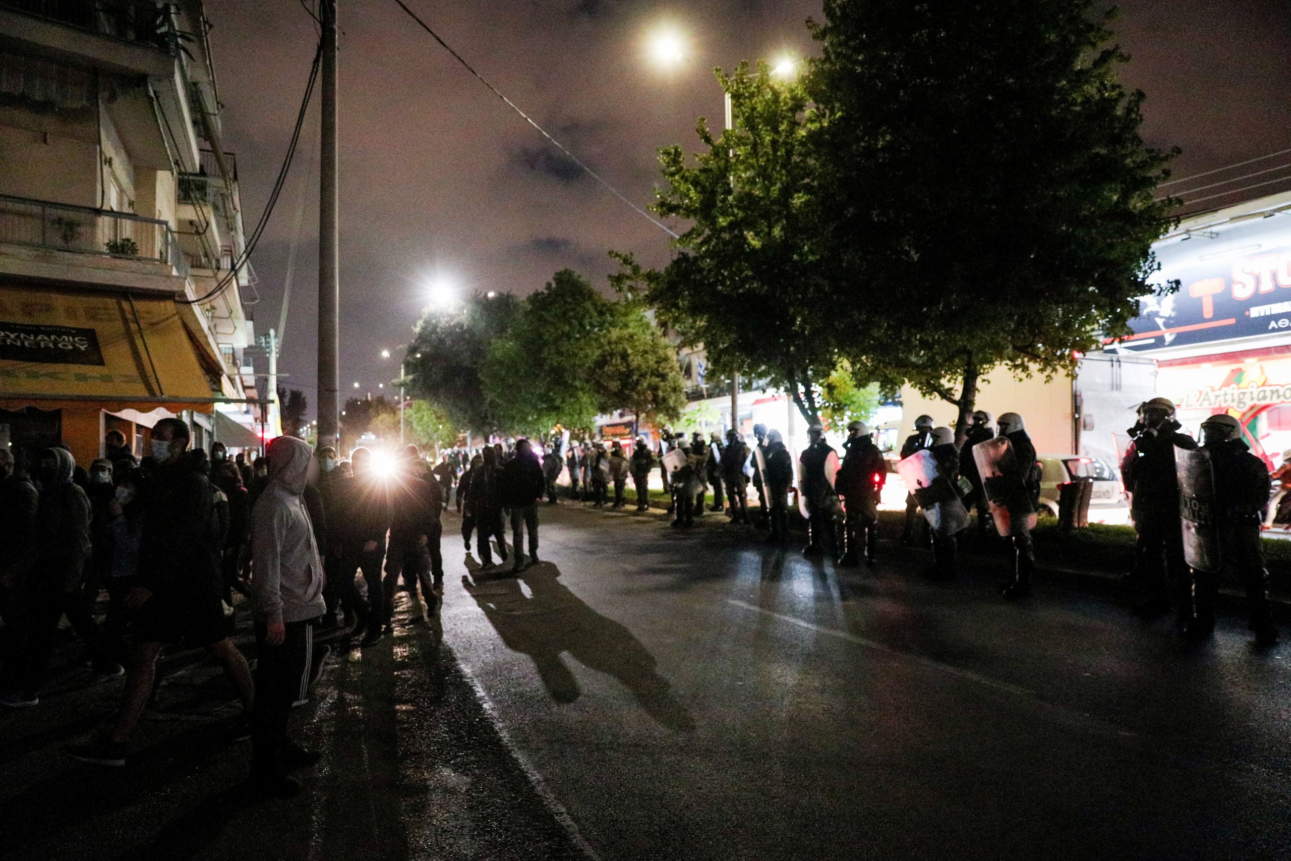 Ένταση, πετροπόλεμος και απειλές από Ρομά κατά των αστυνομικών – “Δολοφόνοι να πεθάνετε” (vid)