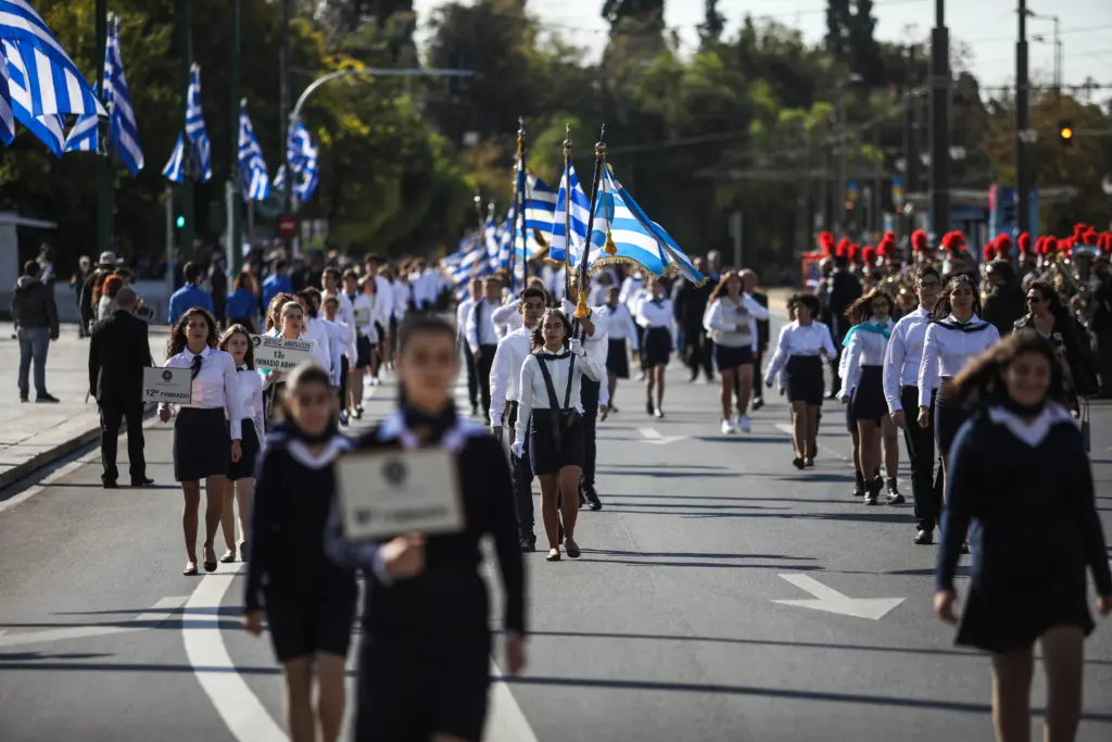 Πλήθος κόσμου στη μαθητική παρέλαση στην Αθήνα – Με μάσκες αλλά όχι αποστάσεις (pics)