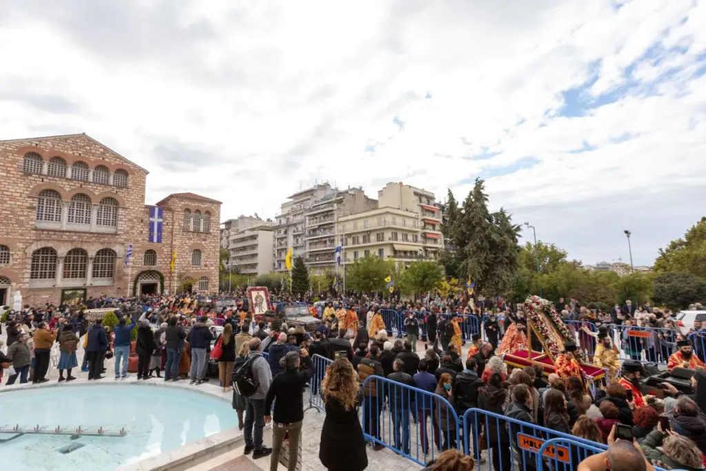 Παρέμβαση της δικαιοσύνης για τον ιερέα που καλούσε τους πιστούς να μην φοράνε μάσκα στον Άγιο Δημήτριο