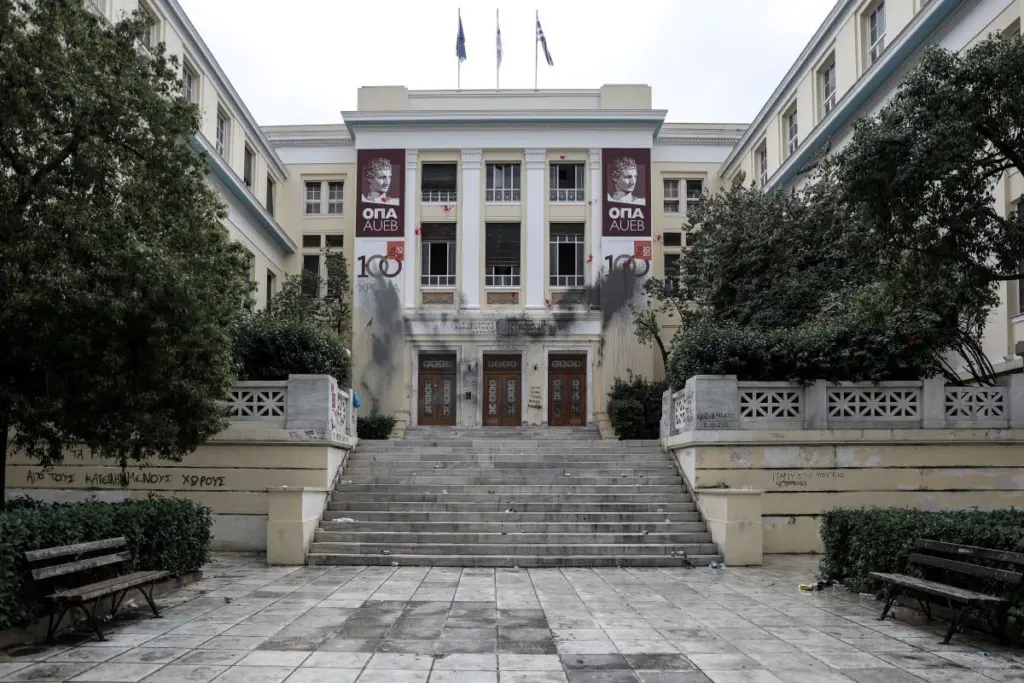 Φοιτητής της ΑΣΟΕΕ καταγγέλει ότι δέχτηκε επίθεση επειδή είναι υπέρ της φύλαξης των Πανεπιστημίων (vid)
