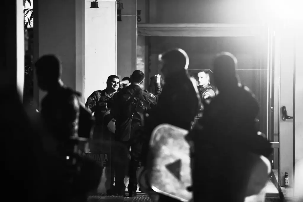 Καταδίωξη στο Πέραμα: Έπραξαν σωστά ή υπερβολικά οι αστυνομικοί;