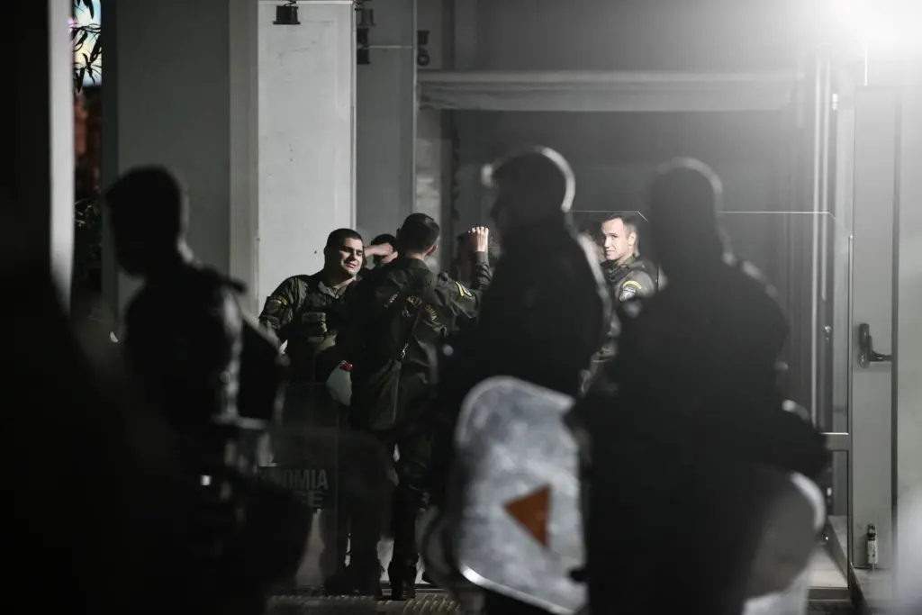 Η στιγμή που οι επτά αστυνομικοί μεταφέρονται στον ανακριτή – “Είμαστε μαζί σας”, τους φώναζε ο κόσμος (pics&vids)