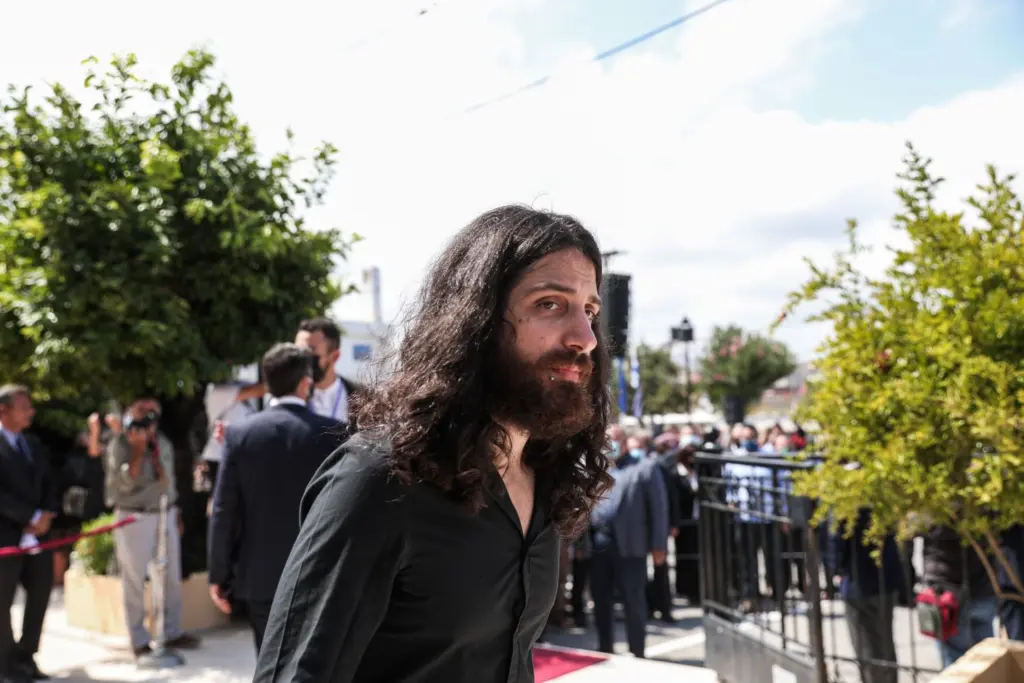 “Ο παππούς μου λείπει πάρα πολύ” – Συγκινούν τα λόγια του εγγονού του Μίκη Θεοδωράκη