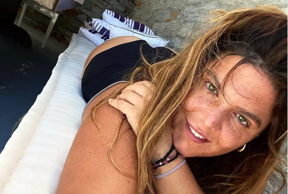 Νονά έγινε η Δανάη Μπάρκα (pics)