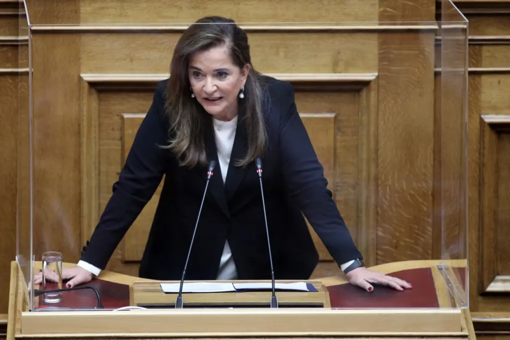 Σύσσωμος ο πολιτικός κόσμος στο πλευρό της Ντόρας Μπακογιάννη