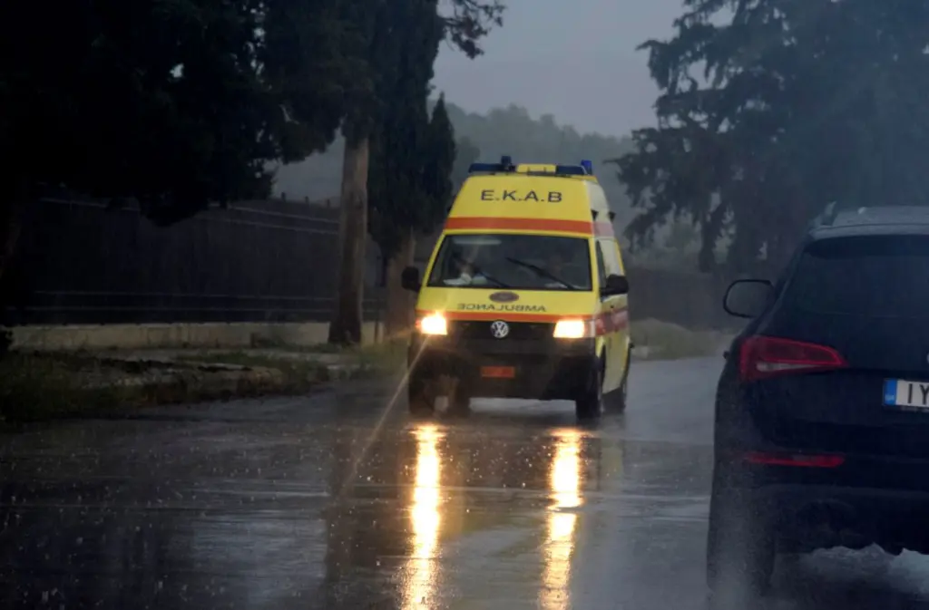 Αυτοκίνητο παρέσυρε και εγκατάλειψε 8χρονη μέσα στη μέση του δρόμου στη Θεσσαλονίκη (pic&vid)