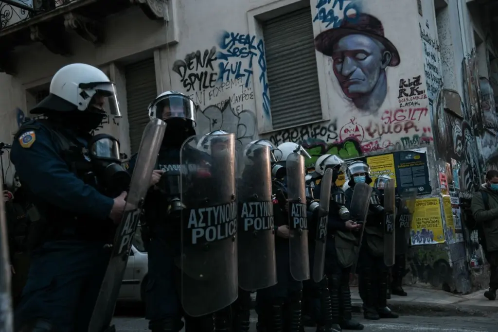 Επεισόδια στα Εξάρχεια ανάμεσα σε διαδηλωτές και αστυνομικούς