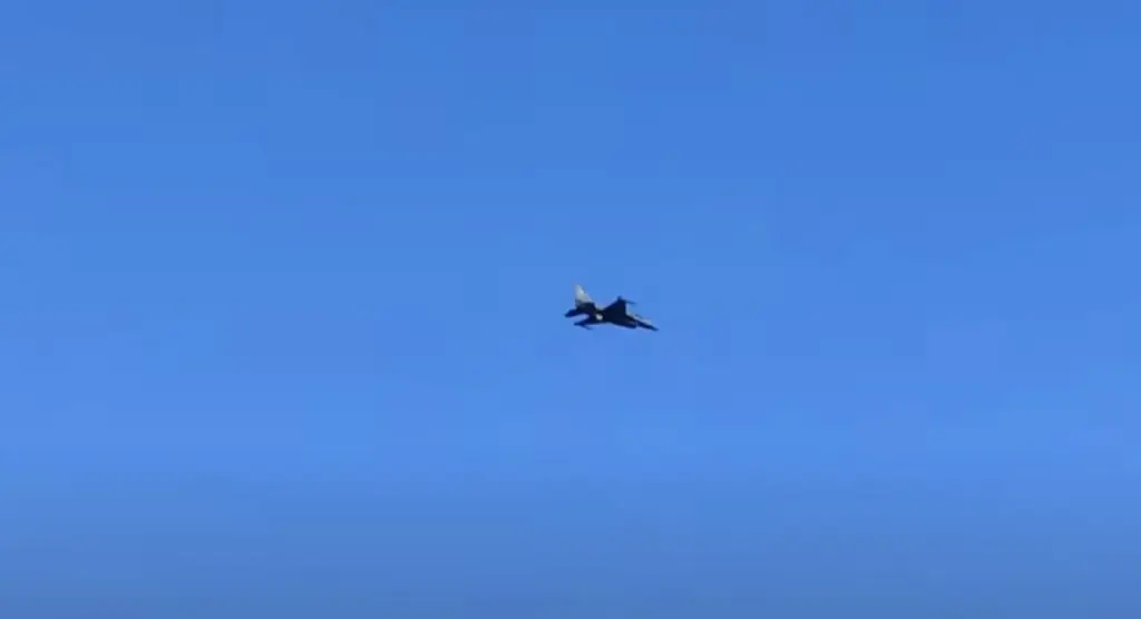 Η εντυπωσιακή πτήση του F-16 και οι “βουτιές” των αλεξιπτωτιστών καθήλωσαν τους Θεσσαλονικείς  (vid)