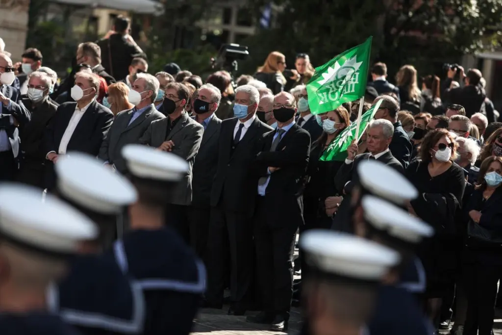 Στη Μητρόπολη ο Κώστας Σημίτης για τη Φώφη Γεννηματά – Χειροκροτήθηκε κατά την άφιξη του (vid)
