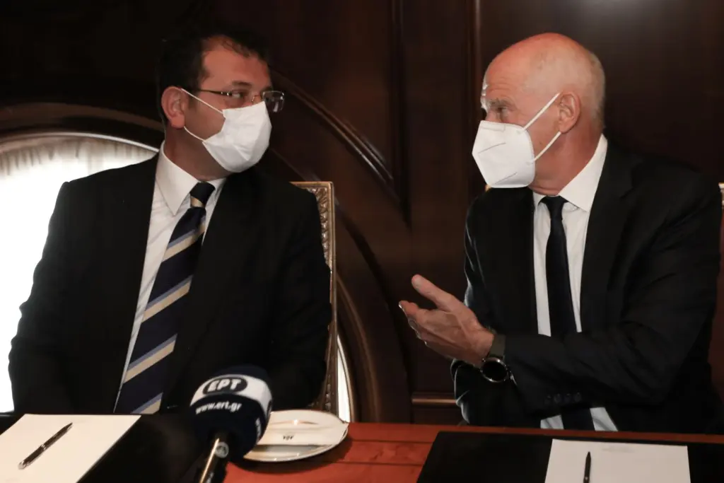 Το συμβολικό δώρο του Γιώργου Παπανδρέου στον Εκρέμ Ιμάμογλου (pics)
