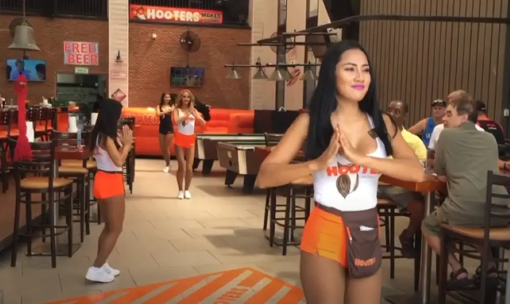 Χαμός με την αλυσίδα Hooters των ΗΠΑ – Επέβαλαν σε σερβιτόρες να φορούν σορτς που μοιάζουν με εσώρουχα (vid)
