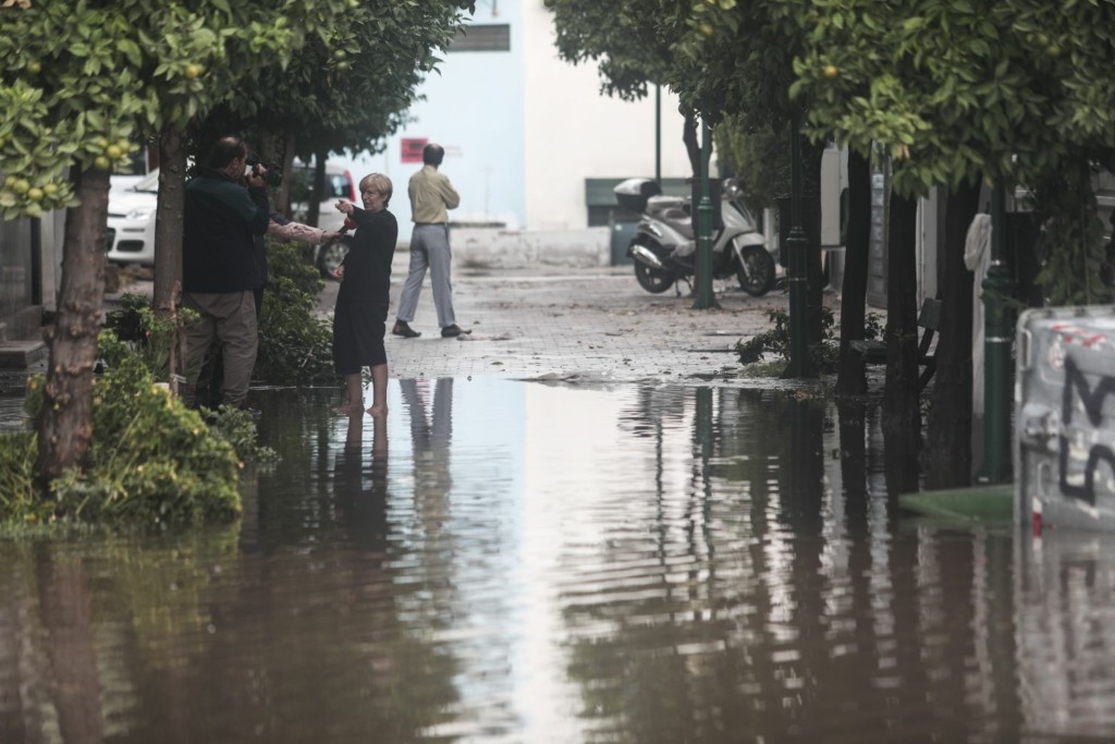 Συνεχίζει να σφυροκοπά η κακοκαιρία “Μπάλλος” τη Θεσσαλονίκη – Μήνυμα 112 στους κατοίκους