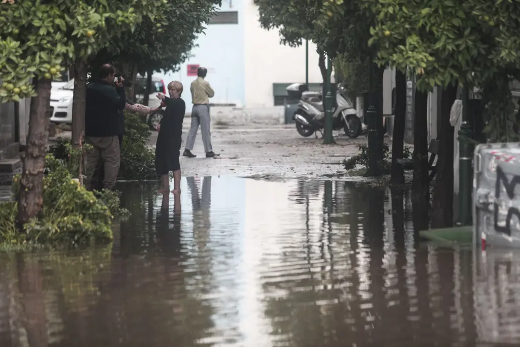 Συνεχίζει να σφυροκοπά η κακοκαιρία “Μπάλλος” τη Θεσσαλονίκη – Μήνυμα 112 στους κατοίκους