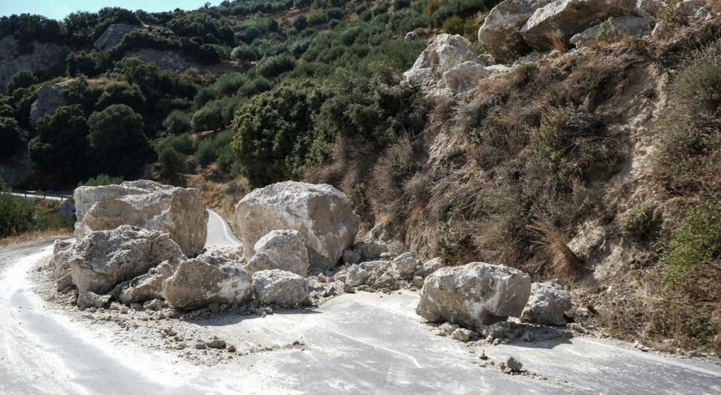 Εγκλωβισμένοι κάτοικοι σε χωριά της Κέρκυρας μετά από κατολισθήσεις – Super Puma απογειώθηκαν για το νησί (vids)