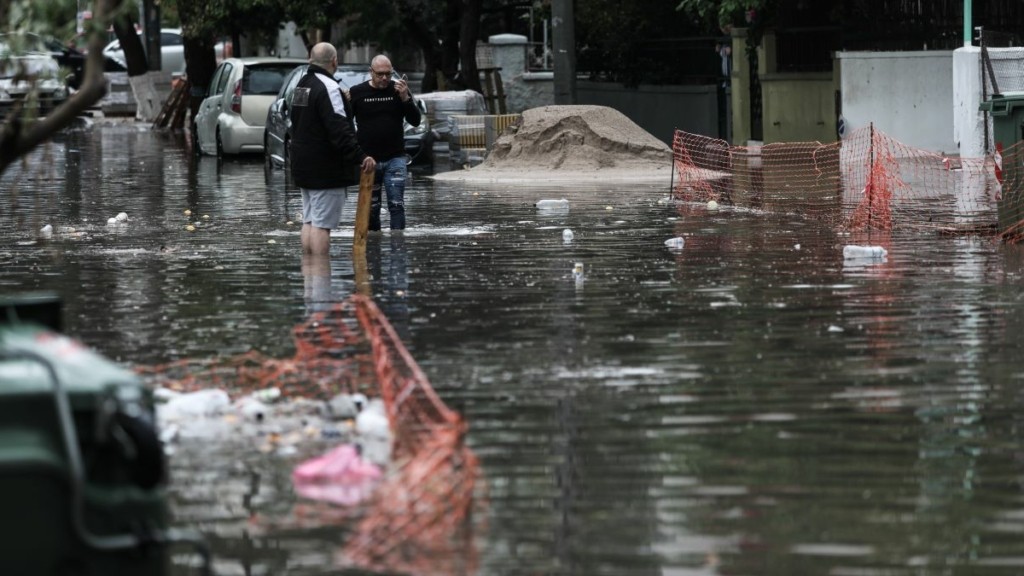 Η Κέρκυρα “στενάζει” από την κακοκαιρία – Κόπηκε στα δύο το νησί (vid)