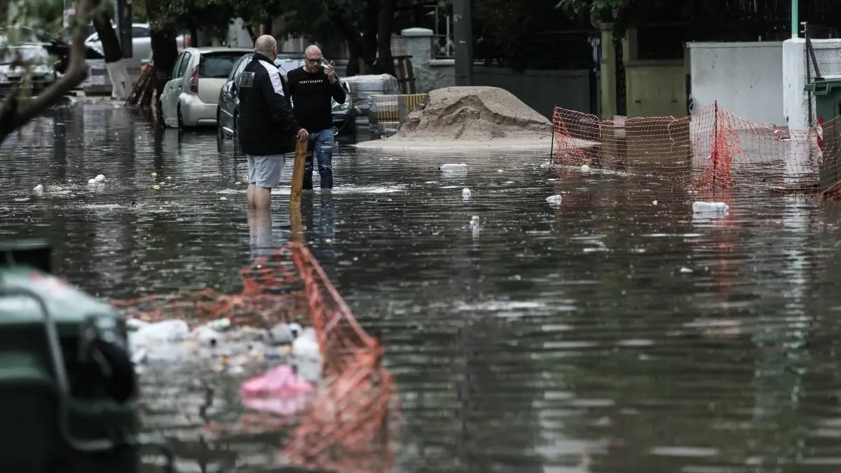 Η Κέρκυρα “στενάζει” από την κακοκαιρία – Κόπηκε στα δύο το νησί (vid)