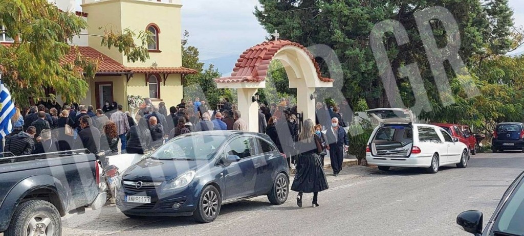 Σπαραγμός στην κηδεία της 48χρονης Νεκταρίας που δολοφονήθηκε από τον πρώην σύζυγο της (pics&vid)