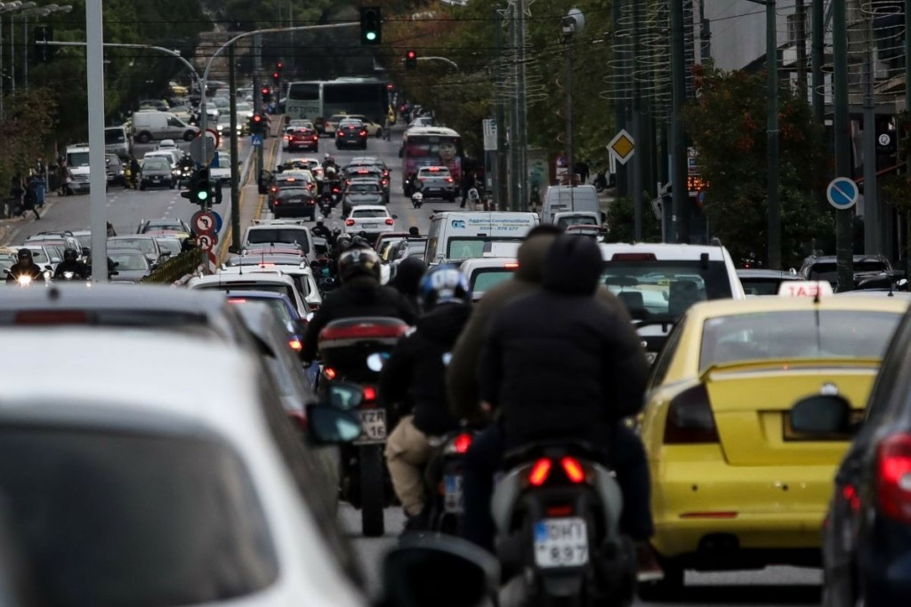 Κίνηση ΤΩΡΑ – Σοβαρό τροχαίο και μεγάλο μποτιλιάρισμα στην Αττική Οδό