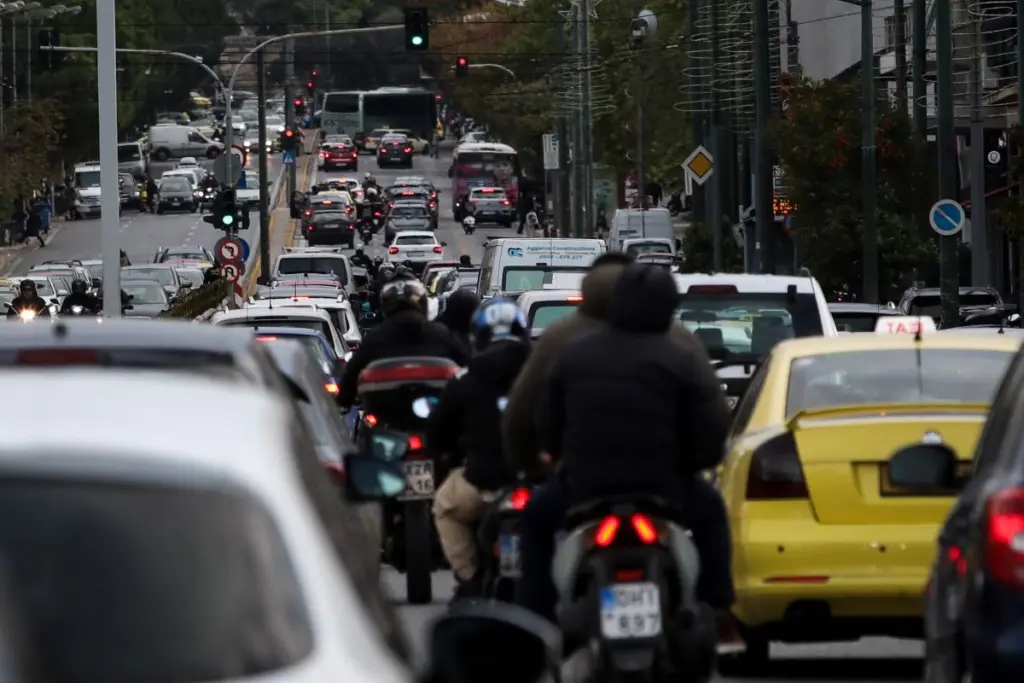 Κίνηση ΤΩΡΑ – Σοβαρό τροχαίο και μεγάλο μποτιλιάρισμα στην Αττική Οδό