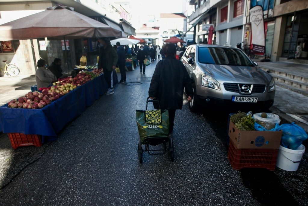 Άναψαν τα αίματα σε λαϊκή αγορά στη Λαμία – Σοβαρή συμπλοκή με έναν τραυματία (vid)