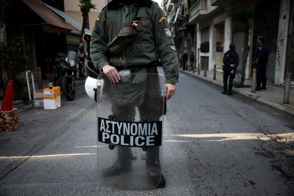 Άνδρας των ΜΑΤ σπάει τζαμαρία καταστήματος στην Αθήνα – “Ναι είμαι τρελός” (vid)
