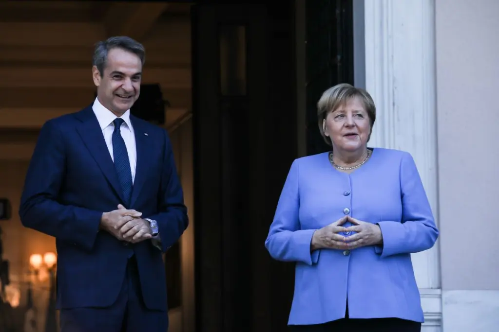 Στα γερμανικά υποδέχτηκε την Άνγκελα Μέρκελ ο Κυριάκος Μητσοτάκης στο Μέγαρο Μαξίμου