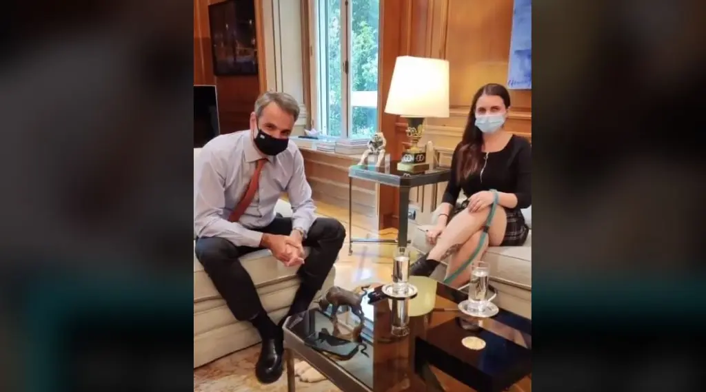 Η Tik Toker Άννα Μπαλάν με το πρόβλημα όρασης στο Μαξίμου – Το viral βίντεο